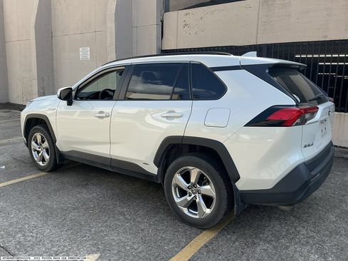 Used 2021 Toyota RAV4 XLE Premium AWD/4WD image 5