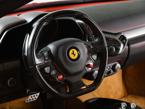Used 2015 Ferrari 458 Italia Coupe RWD image 4