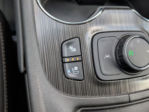 Used 2023 GMC Acadia SLT w/ Technology Package FWD image 30