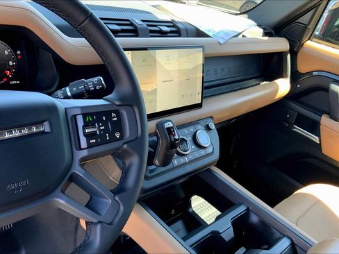 New 2025 Land Rover Defender 90 X-Dynamic SE image 5