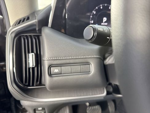 New 2025 Nissan Armada SV image 14