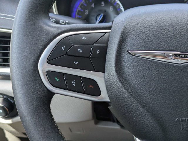 Used 2023 Chrysler Pacifica Limited FWD image 33