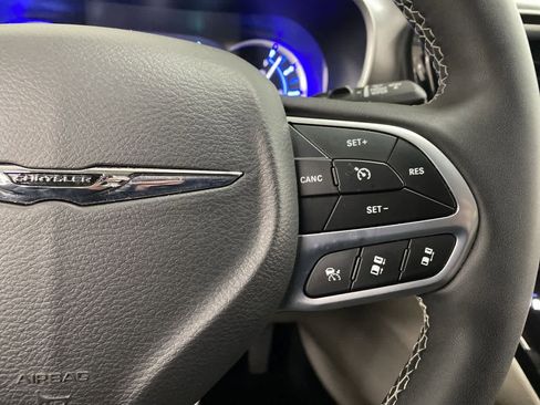 Used 2024 Chrysler Pacifica Select image 22