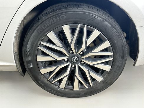 Used 2024 Nissan Altima 2.5 SV FWD image 11