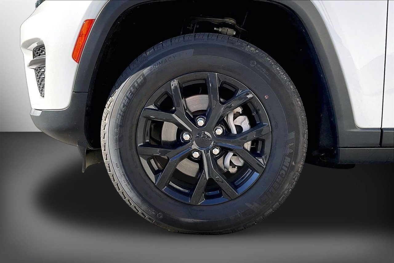 Used 2024 Jeep Grand Cherokee Altitude AWD/4WD image 32