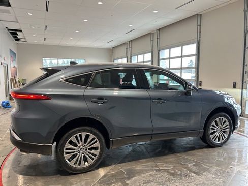 Used 2023 Toyota Venza XLE image 8