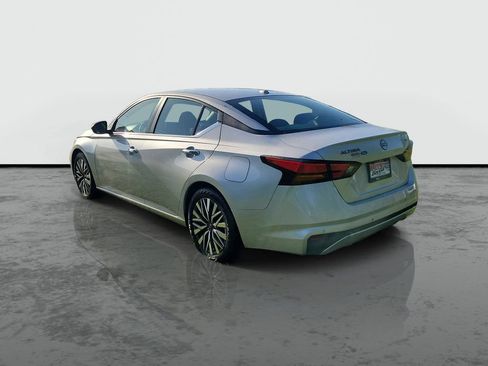 Used 2024 Nissan Altima 2.5 SV FWD image 3