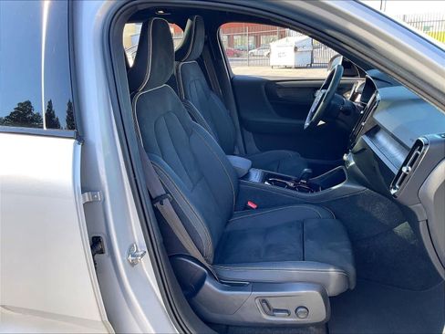 Used 2023 Volvo XC40 Recharge Plus image 10