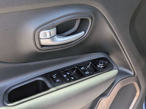 Used 2023 Jeep Renegade Latitude AWD/4WD image 11