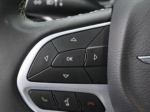 Used 2023 Chrysler Pacifica Touring-L FWD image 21