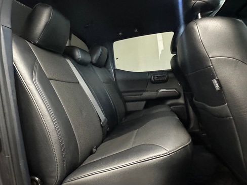 Used 2016 Toyota Tacoma TRD Sport image 9