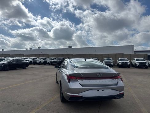 Used 2021 Hyundai Elantra SEL w/ Convenience Package FWD image 17