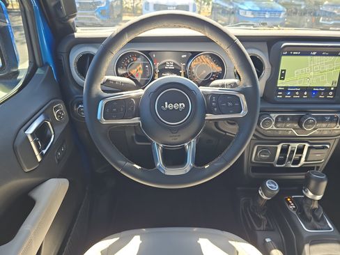 Used 2023 Jeep Gladiator Overland image 12