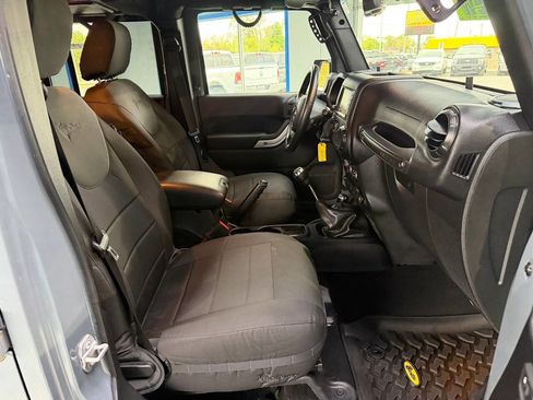 Used 2015 Jeep Wrangler Unlimited Sahara w/ Connectivity Group AWD/4WD image 21