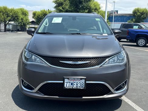 Used 2017 Chrysler Pacifica Touring-L Plus w/ Tire & Wheel Group FWD image 6