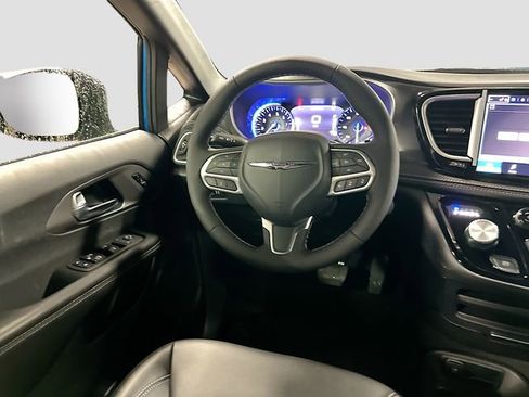 New 2026 Chrysler Pacifica Select AWD/4WD image 23