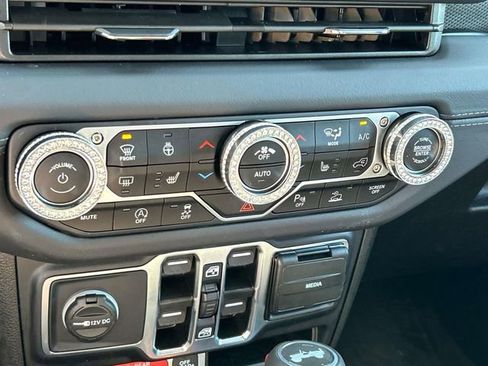Used 2024 Jeep Wrangler Unlimited Rubicon AWD/4WD image 35
