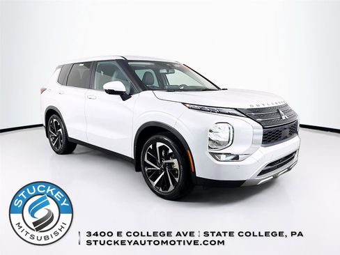 Used 2023 Mitsubishi Outlander SE FWD image 1