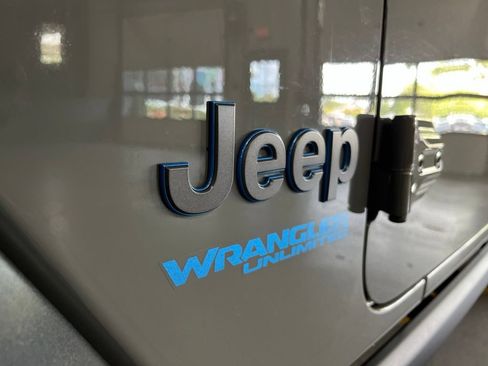 Used 2022 Jeep Wrangler Unlimited Rubicon 4xe w/ Cold Weather Group AWD/4WD image 17