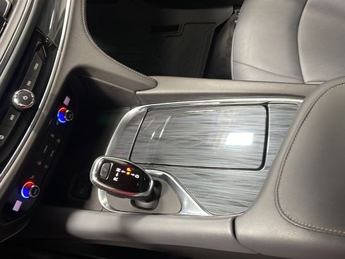 Used 2020 Buick Enclave Essence AWD/4WD image 11