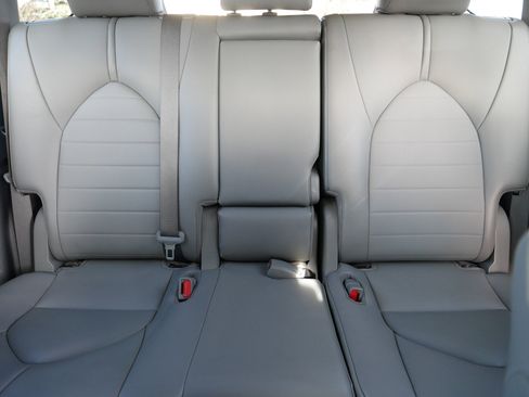 Used 2021 Toyota Highlander XLE image 13