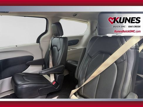 Used 2023 Chrysler Pacifica Touring-L FWD image 35