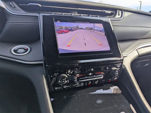 New 2025 Jeep Grand Cherokee Altitude image 21