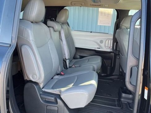 Used 2025 Toyota Sienna XLE w/ XLE Plus Package image 30