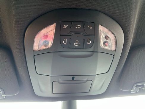 Used 2025 Chrysler Pacifica Select image 21