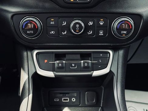 Used 2023 GMC Terrain SLT image 35