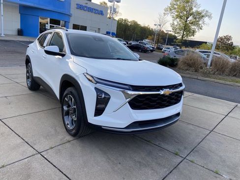 Used 2024 Chevrolet Trax LT image 2