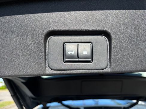 Used 2025 Nissan Rogue SV FWD image 23
