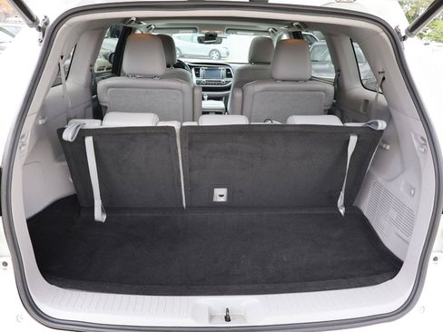 Used 2017 Toyota Highlander Limited FWD image 6
