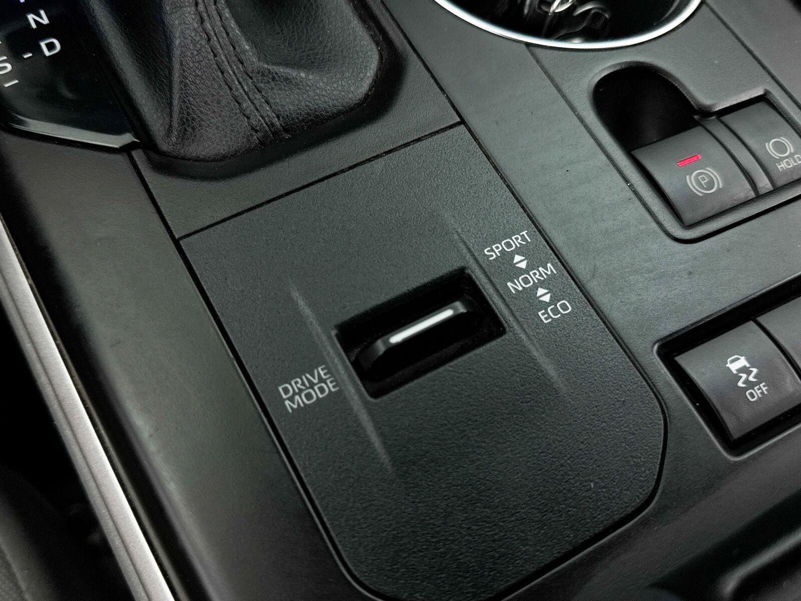 Used 2021 Toyota Highlander LE FWD image 9