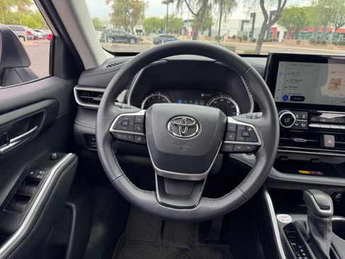 Certified 2025 Toyota Highlander XLE AWD/4WD image 9