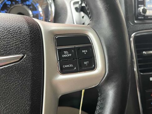 Used 2015 Chrysler Town & Country Limited Platinum FWD image 9