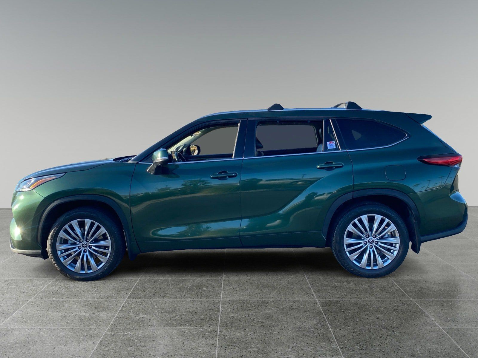 Used 2023 Toyota Highlander Platinum FWD image 2