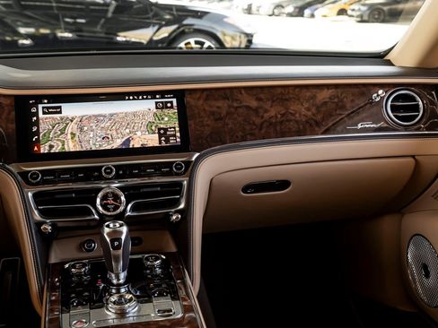 Used 2025 Bentley Flying Spur Plug-In Hybrid AWD/4WD image 24