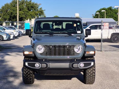 Used 2025 Jeep Gladiator Sport AWD/4WD image 2