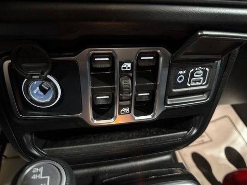 Used 2025 Jeep Wrangler Unlimited Sahara AWD/4WD image 19