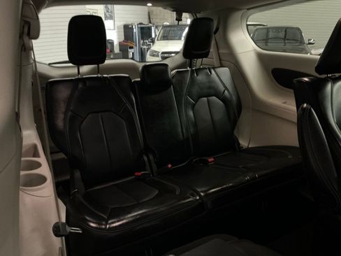 Used 2023 Chrysler Pacifica Touring-L image 17