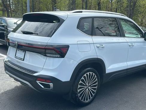 Used 2025 Volkswagen Taos SE FWD image 5