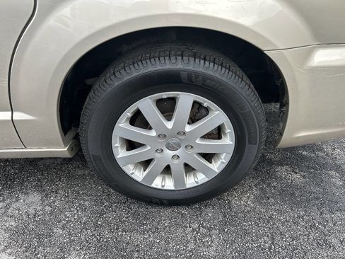 Used 2016 Chrysler Town & Country Touring image 18