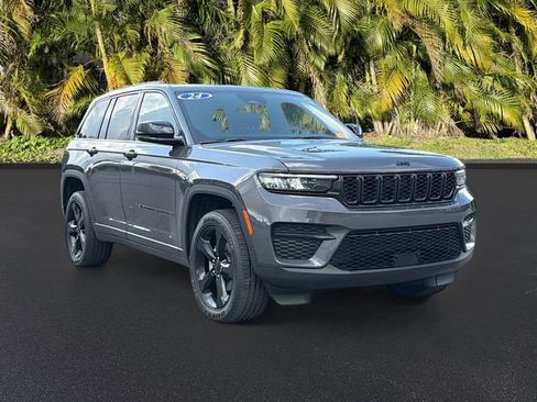 Used 2024 Jeep Grand Cherokee Altitude AWD/4WD image 2