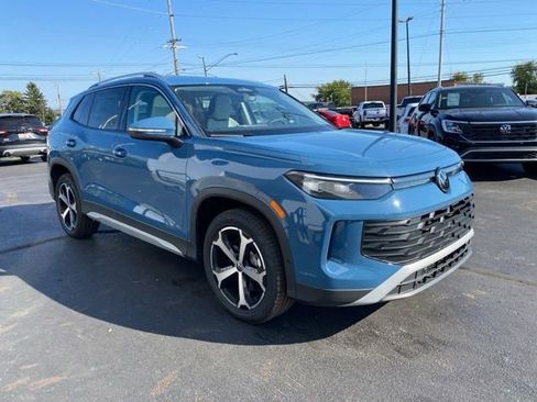 New 2025 Volkswagen Tiguan SE w/ Panoramic Sunroof Package image 8