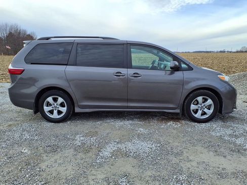 Used 2020 Toyota Sienna LE image 27