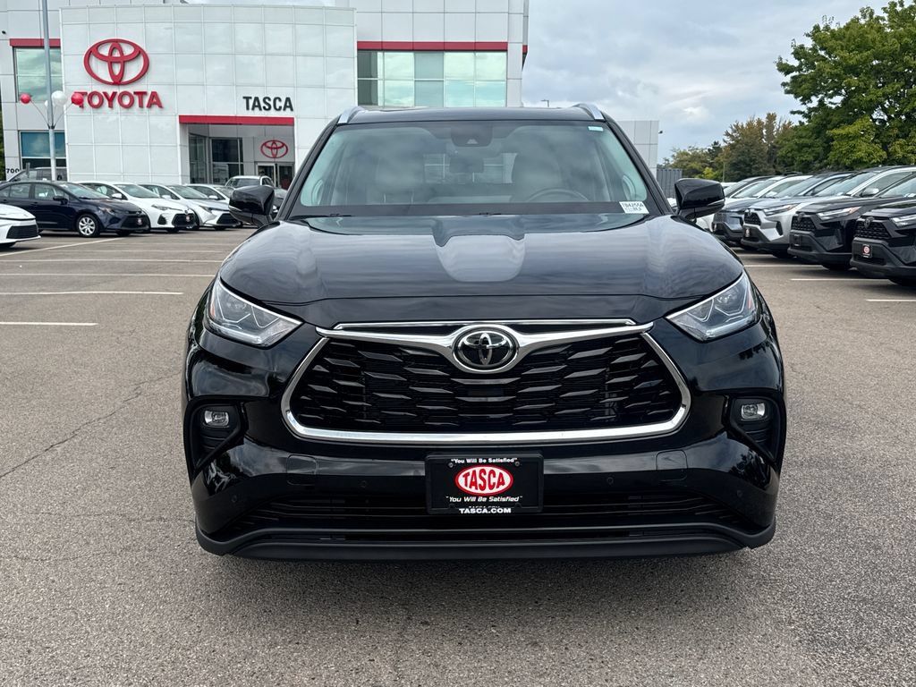 Used 2023 Toyota Highlander Limited AWD/4WD image 2