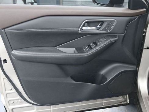 Used 2021 Nissan Rogue SL w/ Premium Package image 9