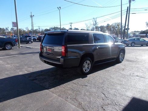 Used 2018 Chevrolet Suburban LT image 3