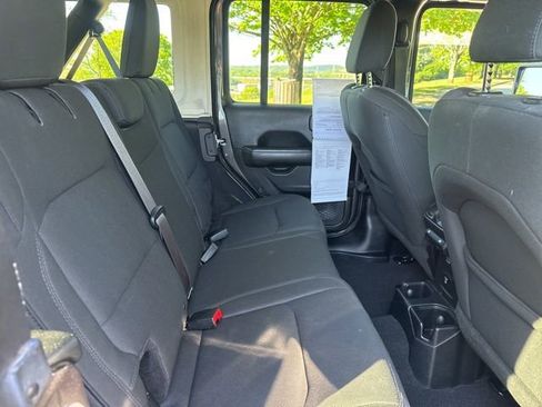 Used 2018 Jeep Wrangler Unlimited Sahara AWD/4WD image 11